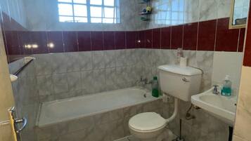 Handtücher, Seife, Toilettenpapier