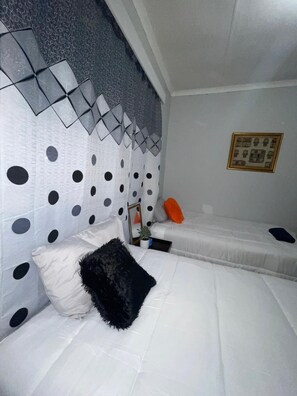 Tabla de planchar con plancha, wifi, ropa de cama