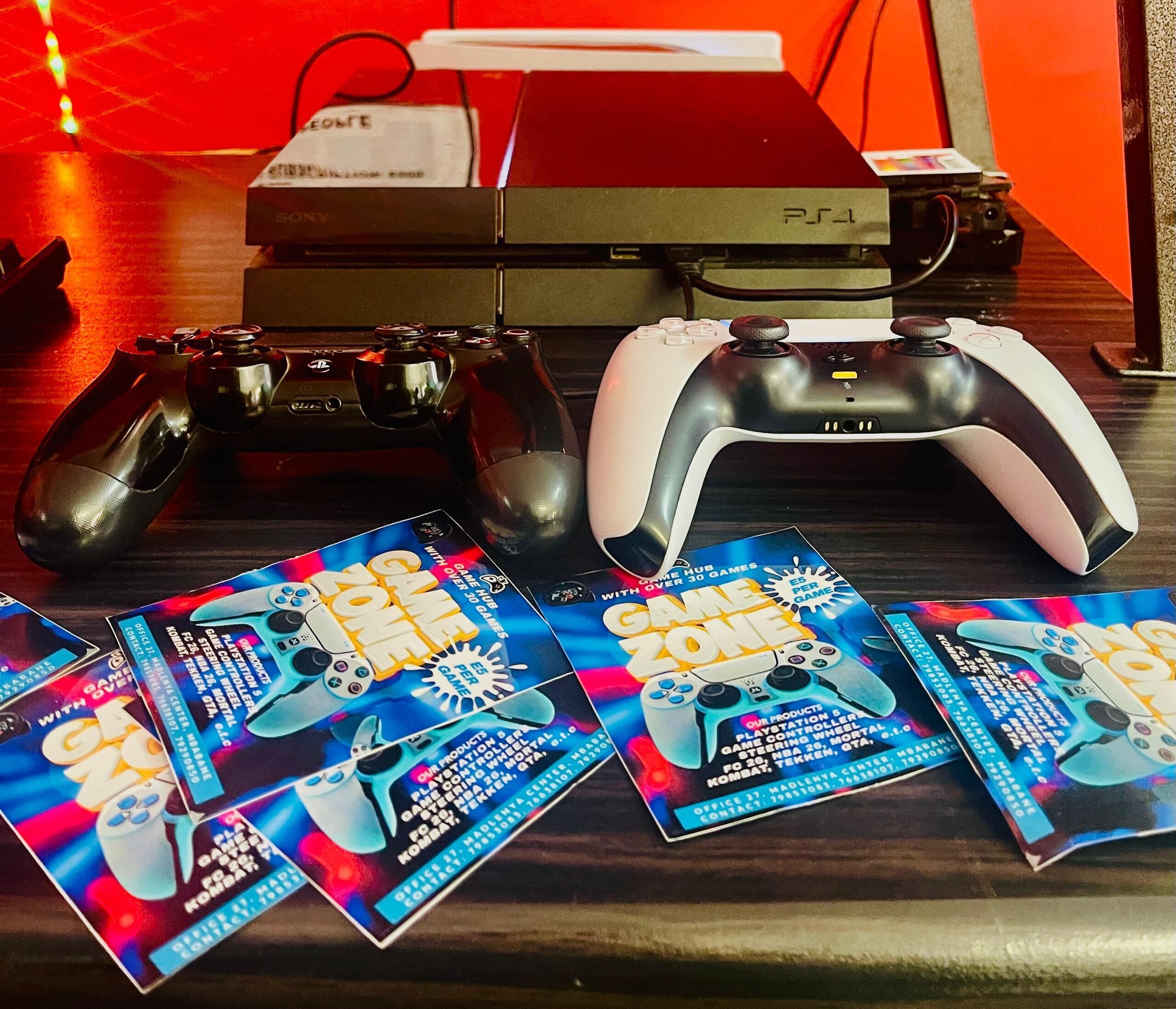 En gaming-opsætning med en PlayStation 4 konsol, to controllere og reklame-spilkort.