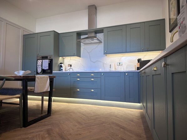 Micro-ondes, four, plaque de cuisson, lave-vaisselle