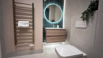 Douche, sĂšche-cheveux, serviettes fournies, savon