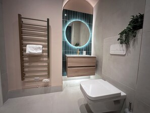 Douche, sèche-cheveux, serviettes fournies, savon