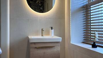 Douche, sĂšche-cheveux, serviettes fournies, savon