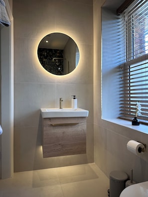 Douche, sèche-cheveux, serviettes fournies, savon