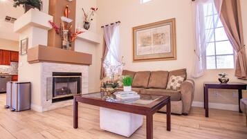 Smart-TV, Kamin, Bücher