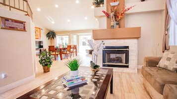 Smart-TV, Kamin, Bücher