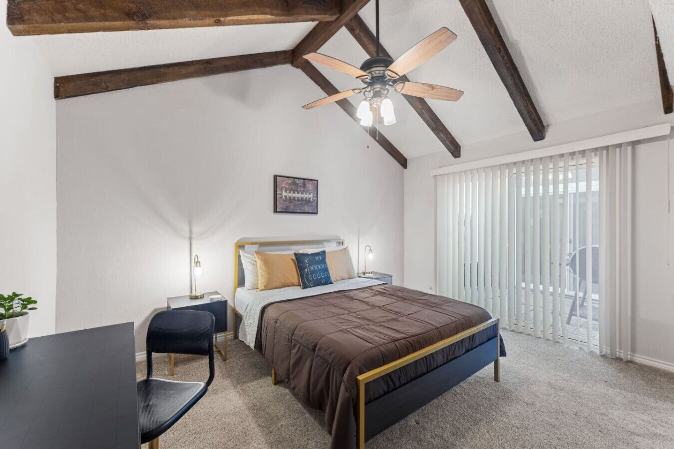 2 habitaciones, escritorio y tabla de planchar con plancha 