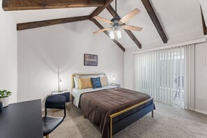 2 bedrooms, desk, iron/ironing board, travel cot - Hidden gem w/hot tub >10 mins to AT&T stadium (Arlington)