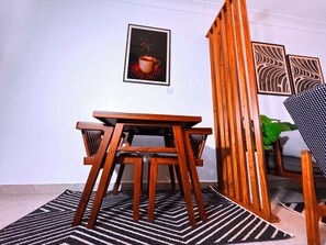 Comfort Apartment, City View | Makan dalam bilik