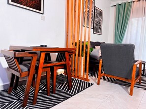 Apartament Comfort, vistes a la ciutat | Zona de menjador de l'habitació
