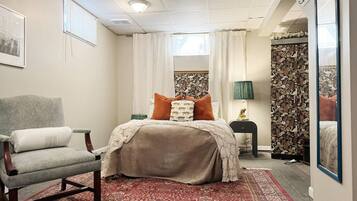 4 bedrooms, desk, iron/ironing board, WiFi