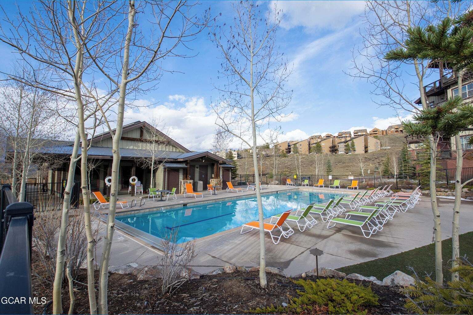 Alberca al aire libre y alberca climatizada