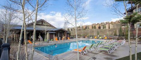 حمّام سباحة خارجي، حمّام سباحة مُدفَّأ