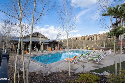Moose Roost 2BR 2BA WP RMNP Lakes Mt Bike Pool Hot Tub Ski‑In-Out Granby Ranch