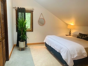 2 bedrooms, iron/ironing board, internet, bed sheets
