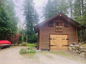 Exterior - Private Mountain Detached Loft. (Mount Currie)