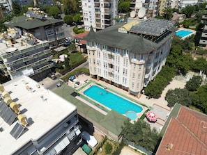 Una piscina al aire libre de temporada