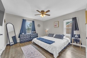 2 habitaciones, escritorio y tabla de planchar con plancha