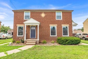 Exterior - Brooklyn Townhome|Updated Kitchen|Sleeps 4 (Brooklyn)