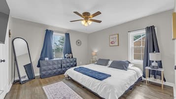 2 habitaciones, escritorio y tabla de planchar con plancha