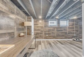 Hair dryer, towels - Brooklyn Townhome|Updated Kitchen|Sleeps 4 (Brooklyn)