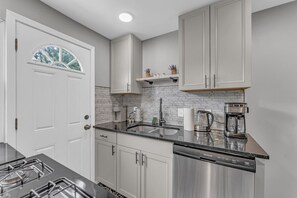 Fridge, microwave, oven, stovetop - Entire Duplex|Great For Large Group|Spacious and Updated Design (Brooklyn)