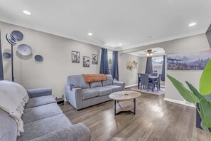 TV, offices - Brooklyn Townhome| Updated Kitchen| Sleeps 9 (Brooklyn)