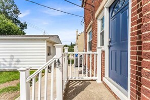 Exterior - Brooklyn Townhome| Updated Kitchen| Sleeps 9 (Brooklyn)