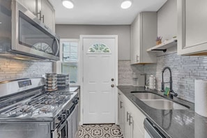 Fridge, microwave, oven, stovetop - Brooklyn Townhome| Updated Kitchen| Sleeps 9 (Brooklyn)