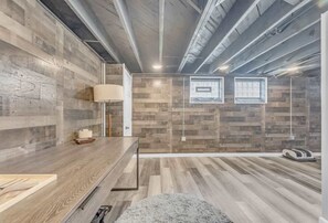 Shower, hair dryer, towels - Brooklyn Townhome| Updated Kitchen| Sleeps 9 (Brooklyn)