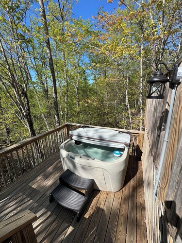 Charming Mountain Yurt in Walland w/ Full Bathroom, W&D, Hot Tub, Privacy!