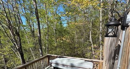 Charming Mountain Yurt in Walland w/ Full Bathroom, W&D, Hot Tub, Privacy!