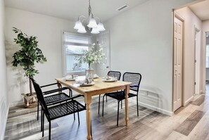 Dining - Charming 3-bedroom house in pleasant Hanahan with AC (Hanahan)