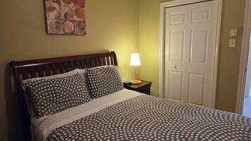 1 dormitorio, tabla de planchar con plancha, wifi y ropa de cama
