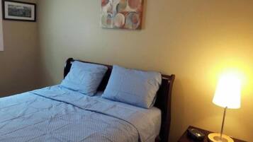 1 dormitorio, tabla de planchar con plancha, wifi y ropa de cama