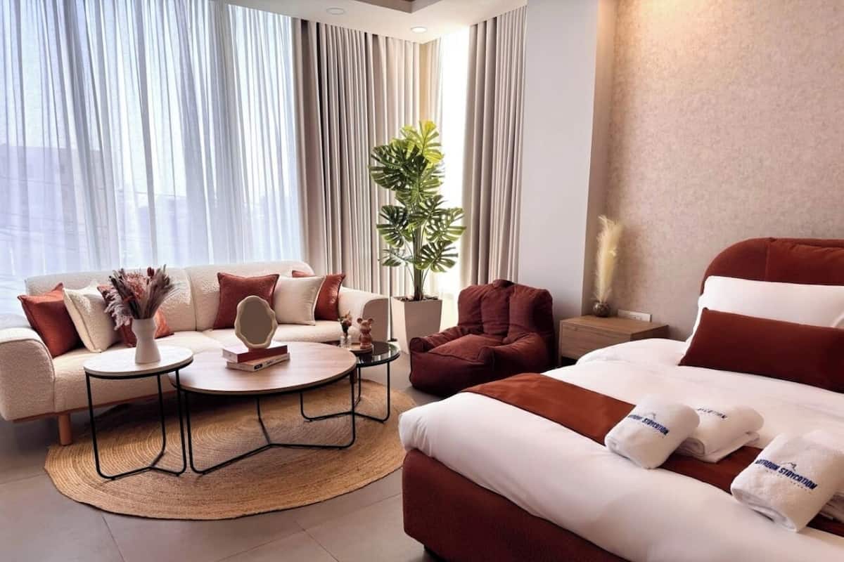 Deluxe Studio, 1 Bedroom | Living area