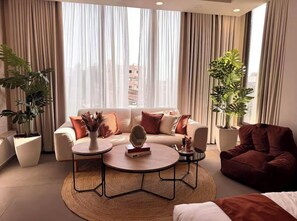 Studio – deluxe, 1 soverom | Oppholdsområde | En 52-tommers smart-TV med Parabol-TV samt Netflix og strømmetjenester