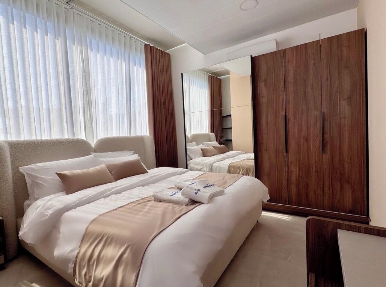 Luxury Apartment | Soundproofing, iron/ironing board, free WiFi, bed sheets