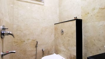 Habitación ejecutiva | Baño | Ducha, artículos de higiene personal gratuitos, toallas y jabón