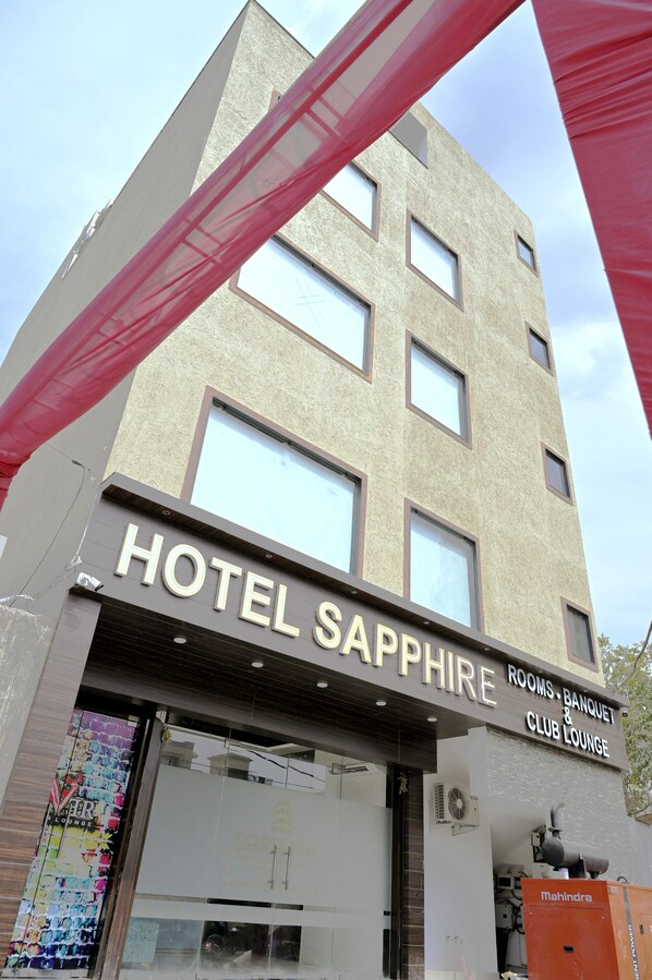 A hotel named 'Hotel Sapphire' with a sign indicating rooms, banquet, and club lounge. - hotel sapphire (Gwalior)