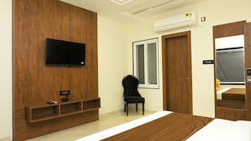 Habitación ejecutiva | Escritorio y espacio para trabajar con un portátil