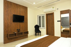 Executive Room | Desk, laptop workspace, iron/ironing board, free WiFi
