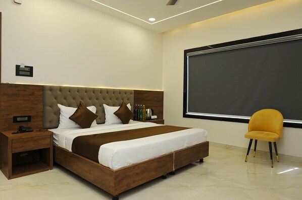 Kamar Eksekutif | Meja kerja, ruang kerja ramah laptop, dan setrika/meja setrika