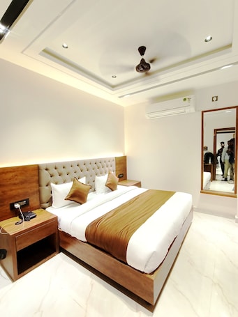 Desk, laptop workspace, iron/ironing board, free WiFi. hotel sapphire