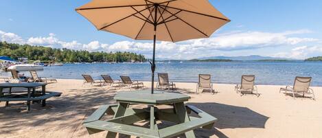 Plage, chaises longues, serviettes de plage
