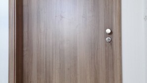 Eine Holztür mit rundem Griff und Schlüsselloch.