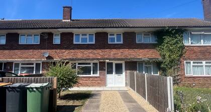 3 Bedroom House - Sleeps 6 & Free Parking