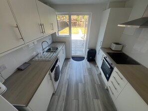 Fridge, microwave, oven, stovetop - 3 Bedroom House - Sleeps 6 & Free Parking (Dunstable)