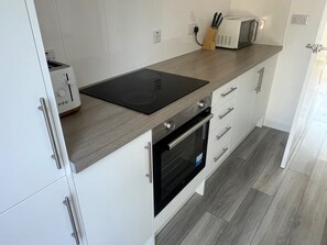 Refrigerador, microondas, horno, placa de cocina