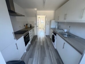 Frigorífico, microondas, horno y placa de cocina